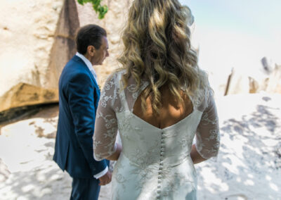 abito da sposa in pizzo schiena scoperta